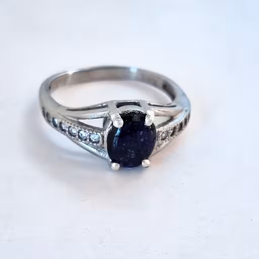 انگشتر نقره زنانه یاقوت کبود کابوشن آقابزرگ کد 630