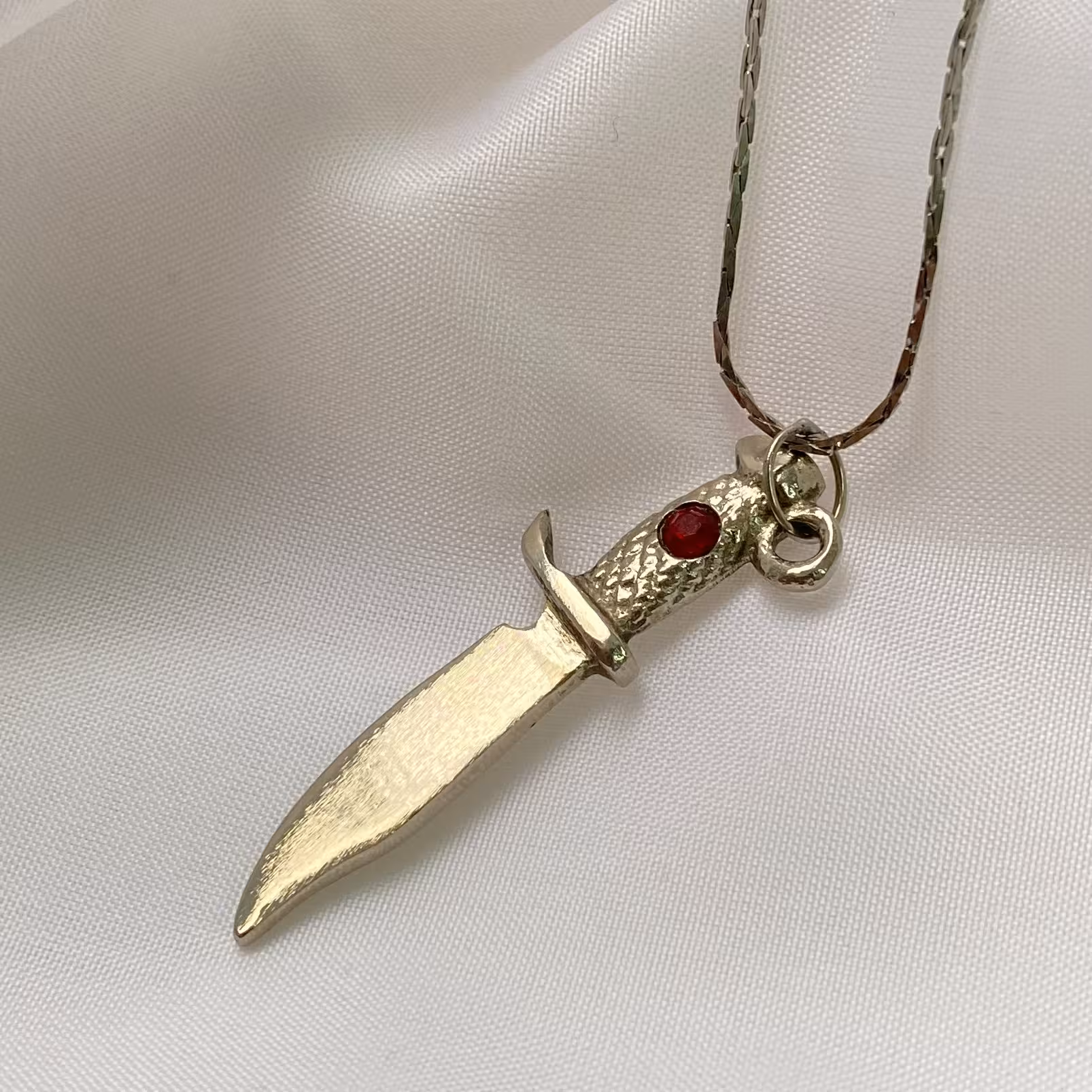 گردنبند چاقو با نگین زمردی همراه با زنجیر 