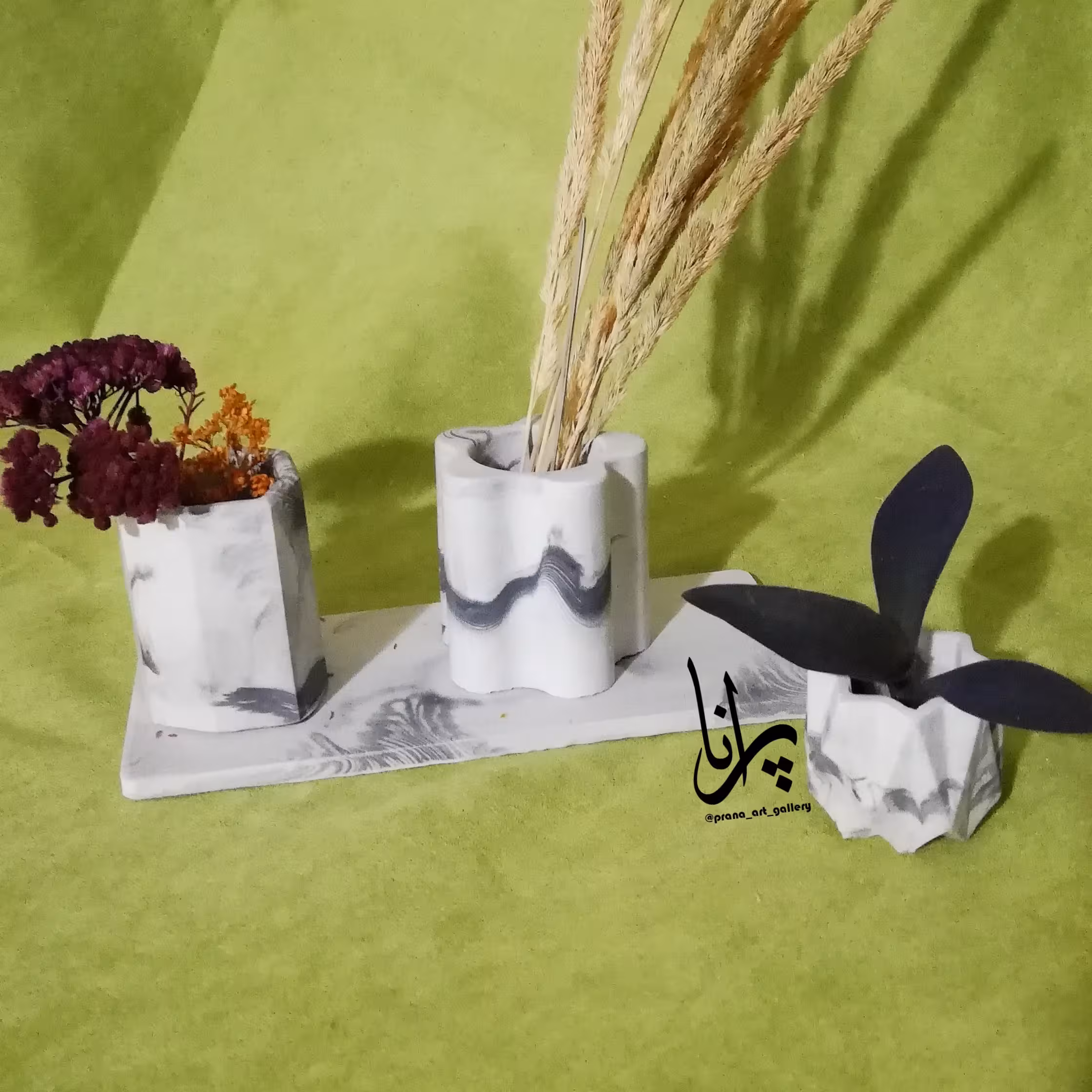 دکوری سنگی 4 تکه. سینی بیضی یا مستطیل قابل سفارش می باشد. ارتفاع گلدانهای بزرگ 7 سانتی متر است. هدیه روز دختر. روز دختر