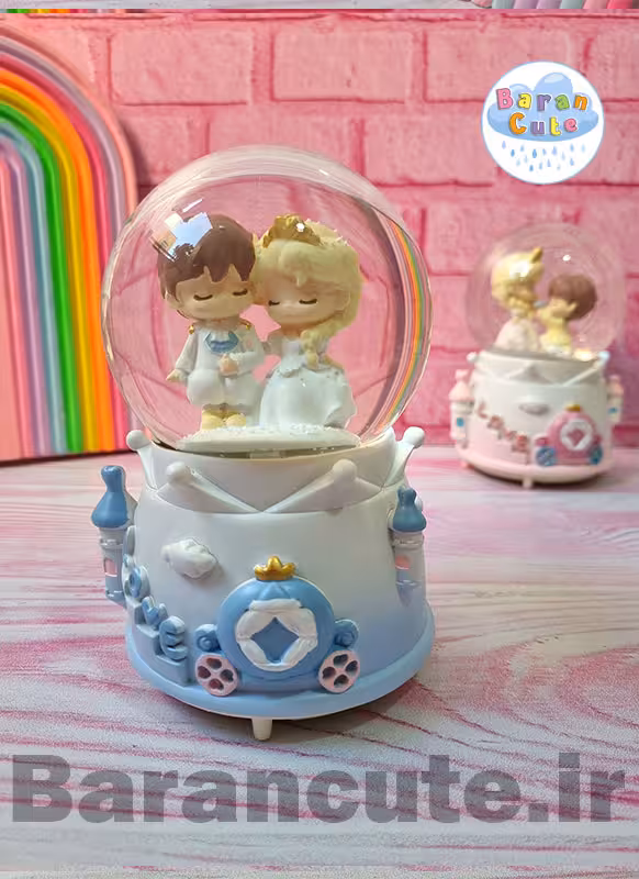 گوی موزیکال پمپی برفی چراغ دار سایز بزرگ طرح عاشقانه دختر و پسر