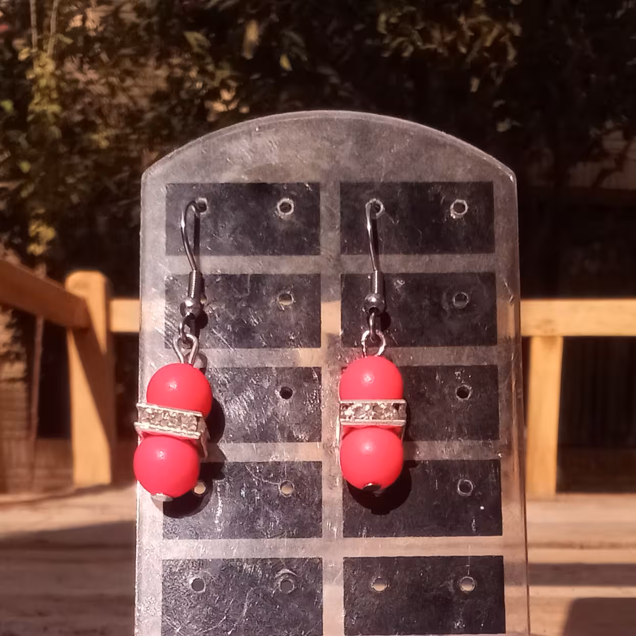 گوشواره زنانه و دخترانه رنگ جیغ با نگینی زیبا رنگ ثابت دست ساز نیل