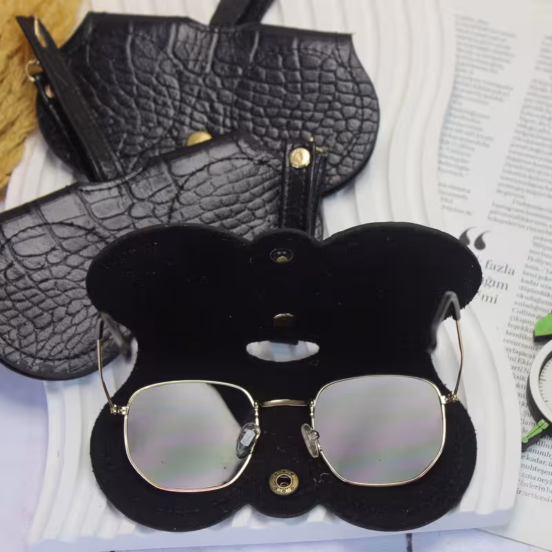 کیف عینک مدل چرم طبیعی بند دار کد KE-004