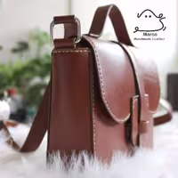 کیف دوشی چرم طبیعی طرح هلال ،خاص دست دوز و شیک،برند مارکو