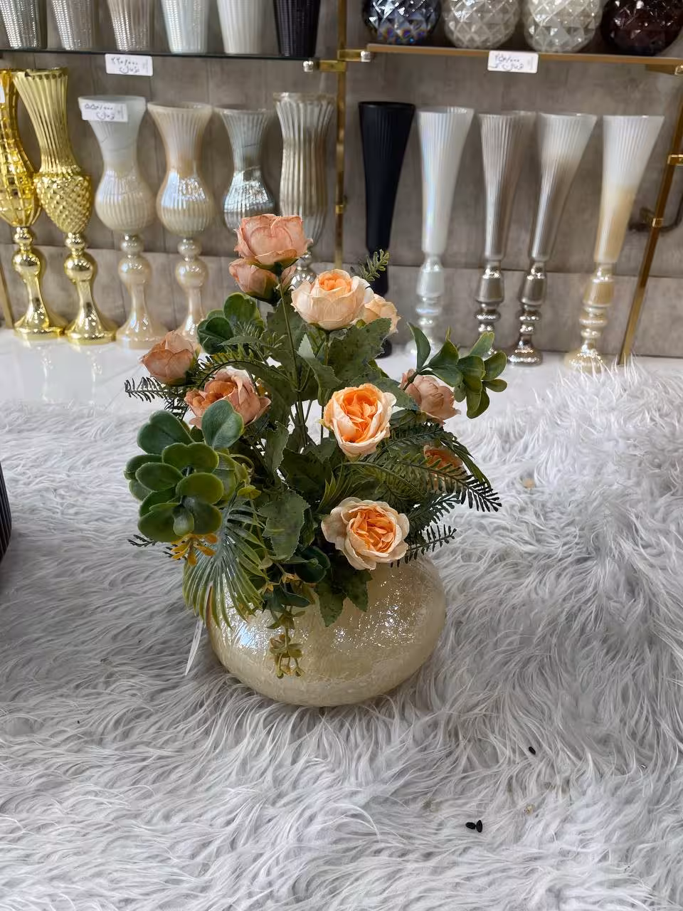 گلدان پیونی و برگ