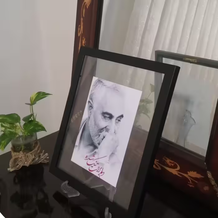 تابلو حاج قاسم، تابلو پاسپارتو  شیشه ای اندازه 25 در 30