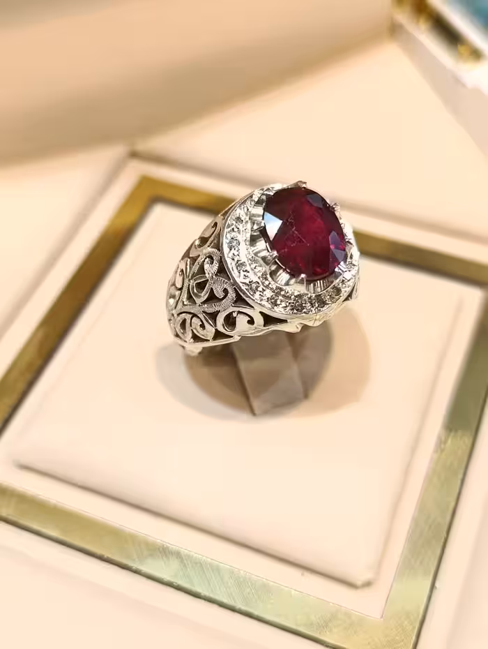 انگشتر نقره دستساز مردانه نگین یاقوت سرخ مخراج الماس(برلیان)- کدR1119