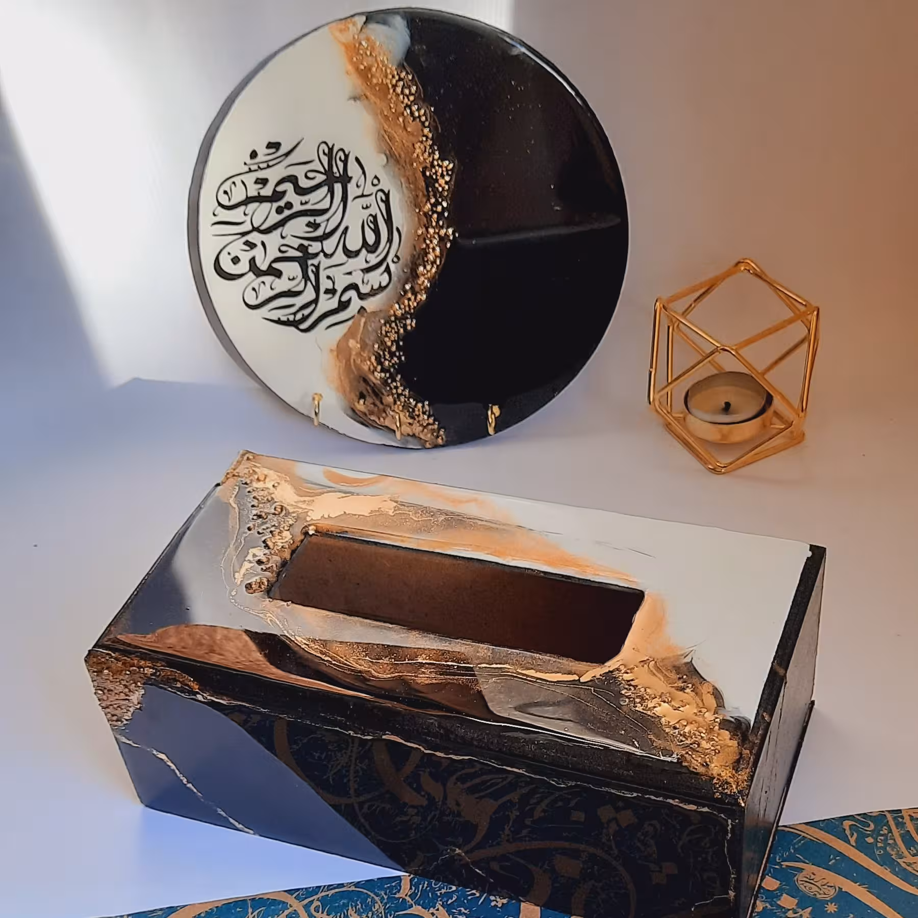 جادستمالی رومیزی مناسب پذیرایی طرح مرمر مشکی طلایی با کریستال