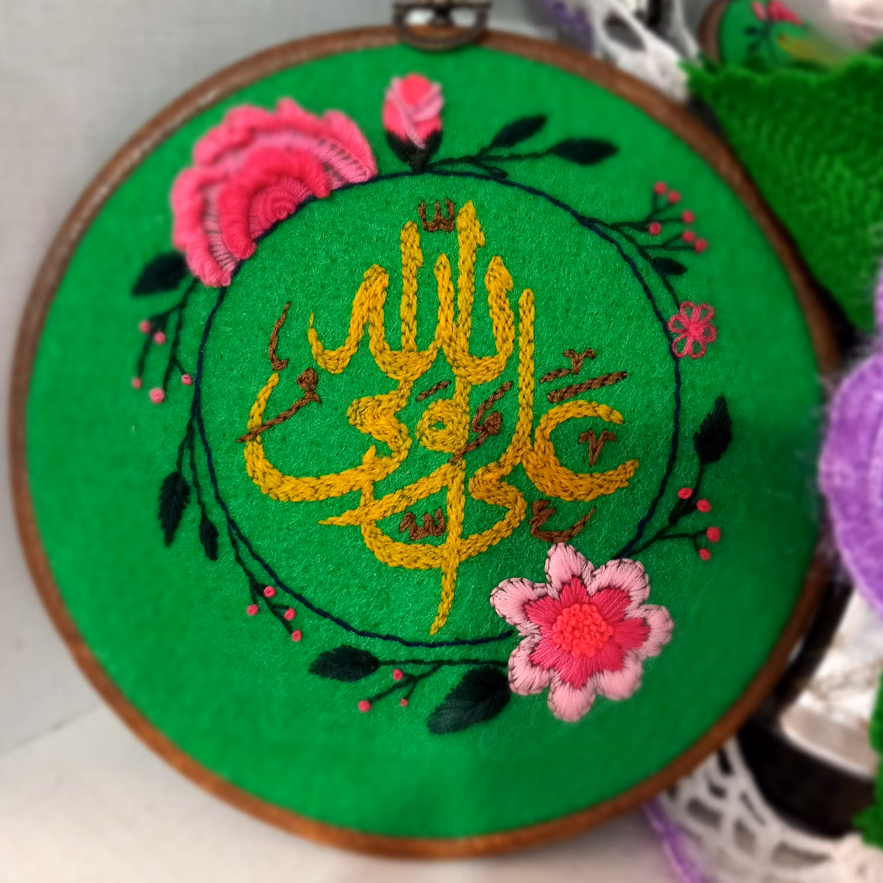 دیوارکوب گلدوزی بادست طرح مذهبی 