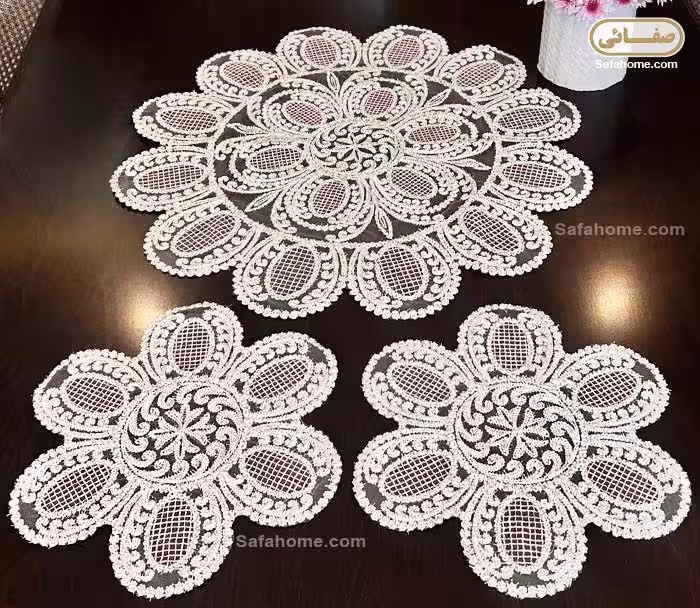 رومیزی قیطان دوزی 3 تکه گرد مدل صدف لمه دار شیری صورتی