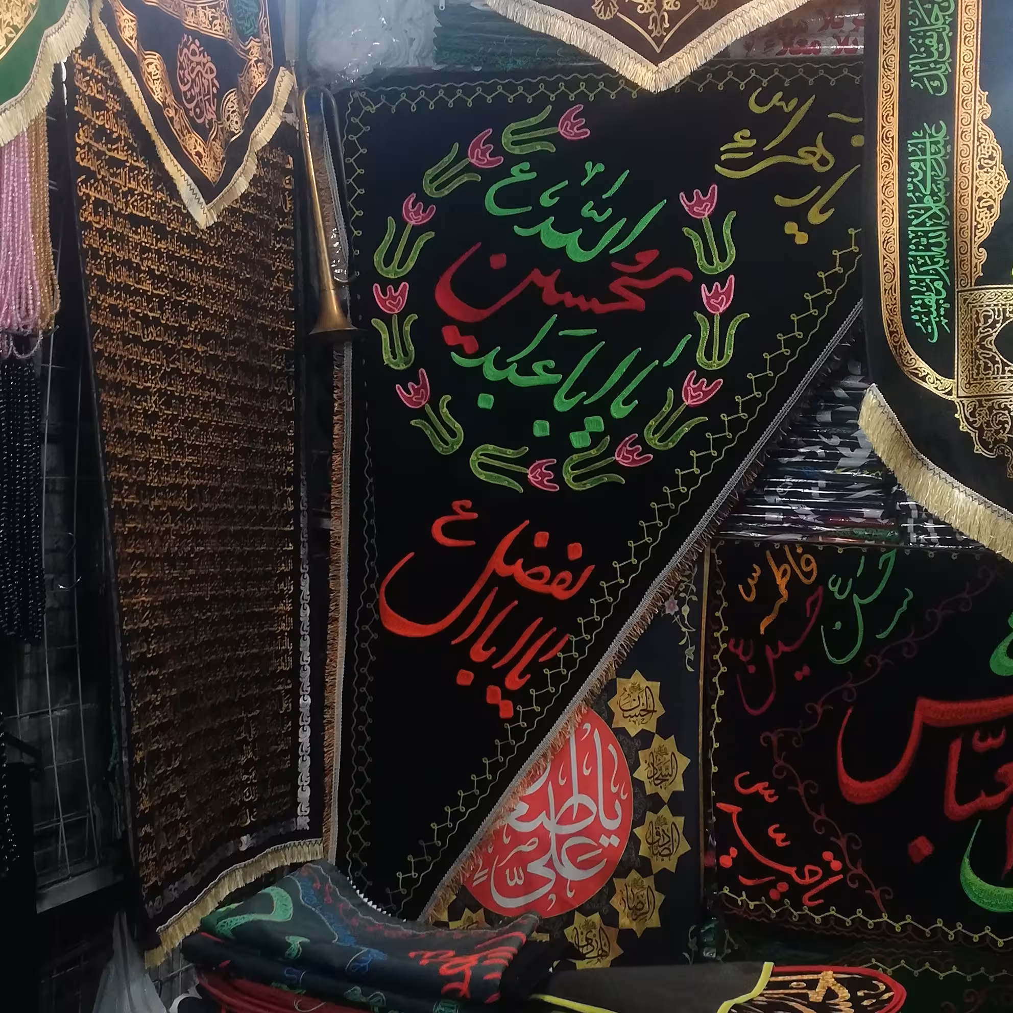 پرچم سه گوش مخمل گلدوزی شده 2متری با بهترین پارچه و گلدوزی