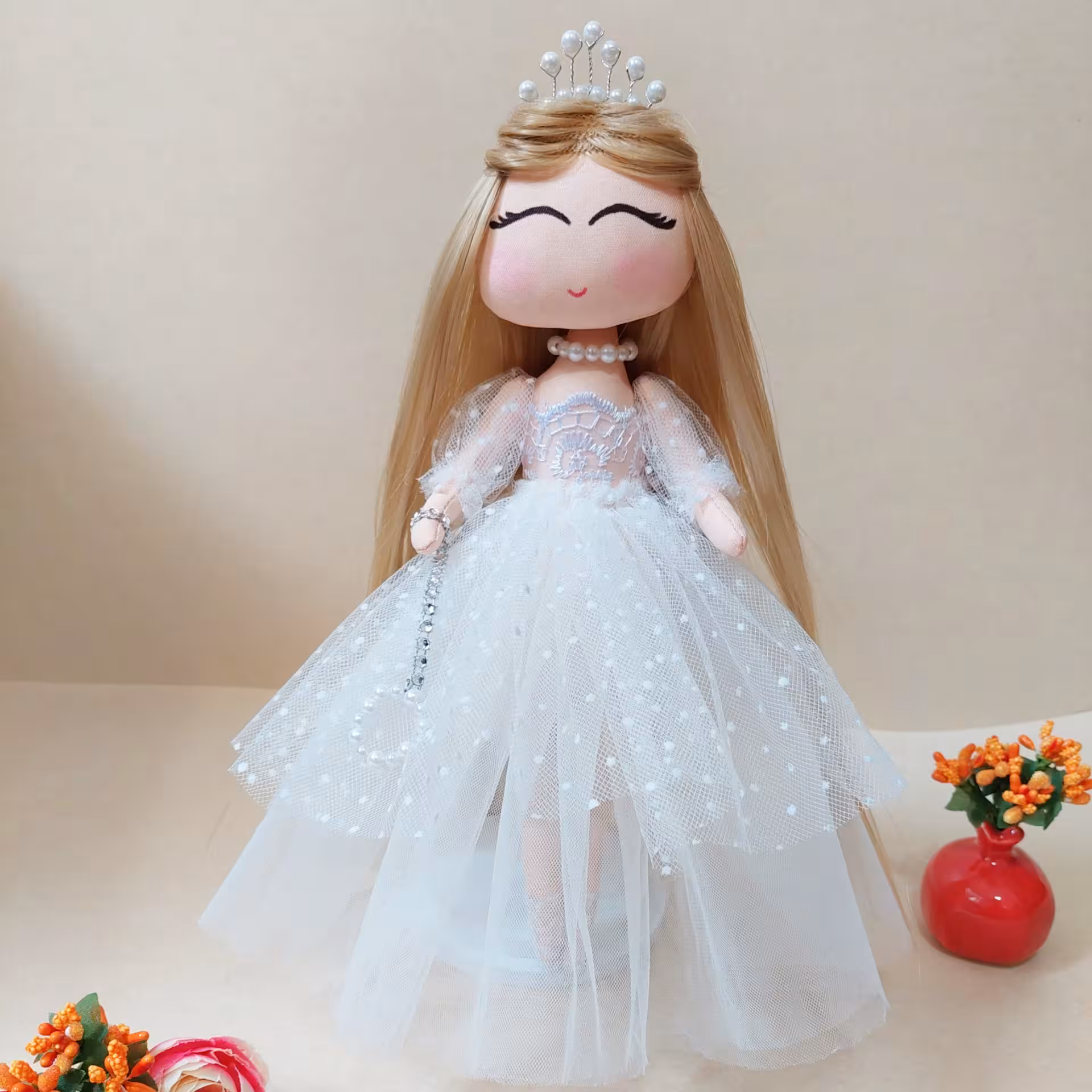 عروسک تیلدا.جنس پارچه ای و کاملا دستساز.روی پایه چوبی نصب میشه و مناسب برای  هدیه و دکور اتاق خواب و سیسمونی