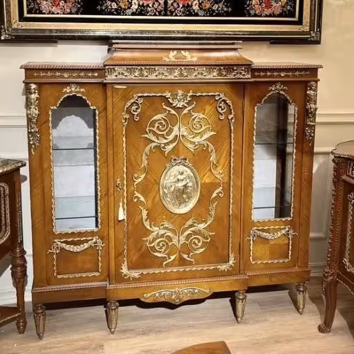 ویترین قهوه ای برنزکوب وسط کمد