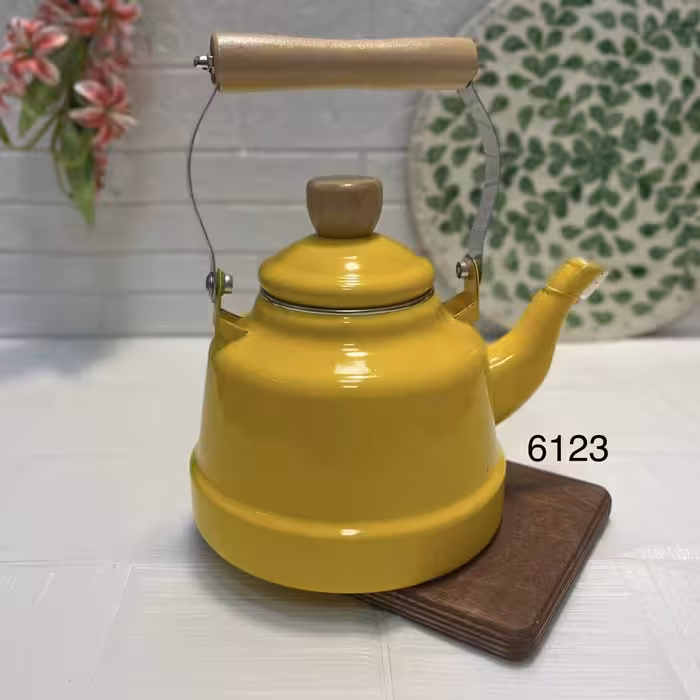 کتری لعابی زرد با دسته چوبی 1.7 لیتر