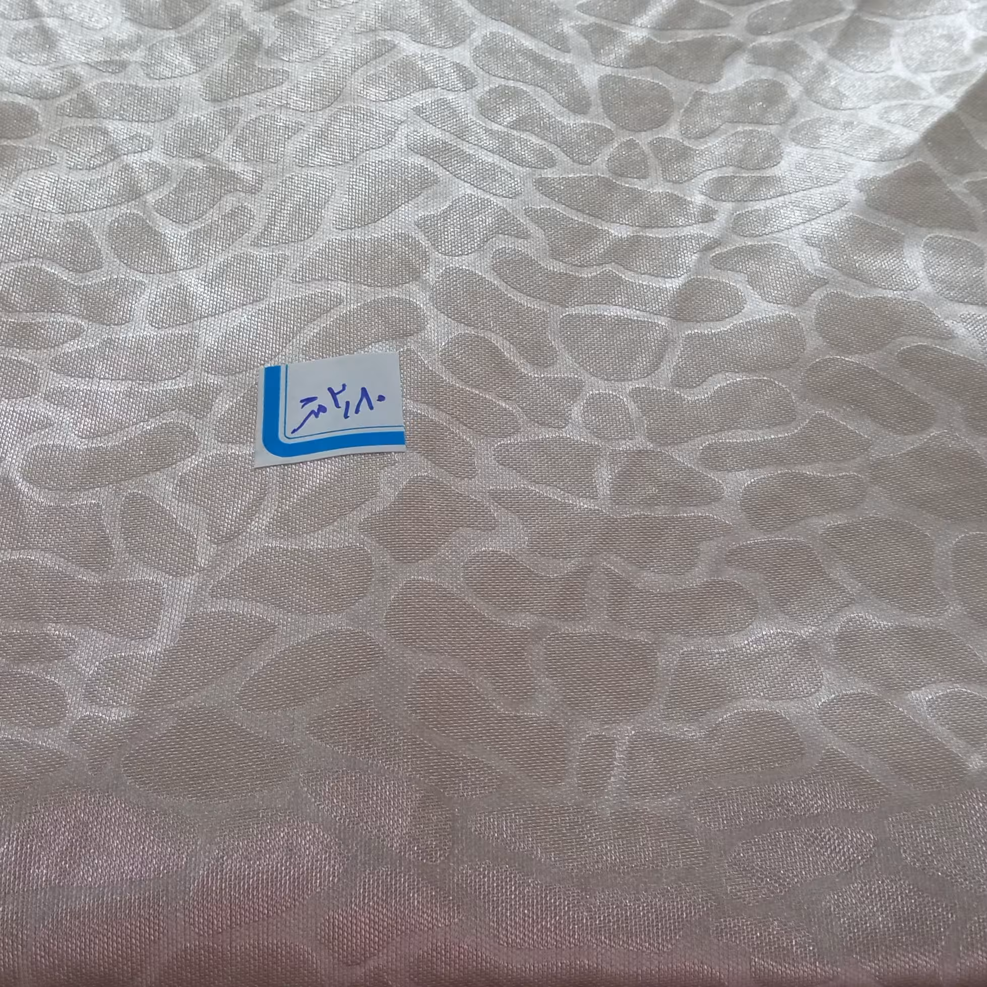 پارچه کرپ ساتن عرض 150 متراژ دومتروهشتاد قیمت 169 تومن