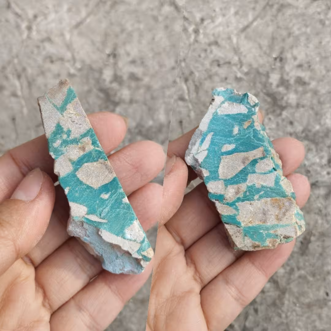 سنگ فیروزه سبز کمیاب تیزبر شده  زیبا فوق کلکسیونی و مناسب دکور  یا ساخت نگین معدنی و اصل از معدن کرمان با رنگ طبیعی