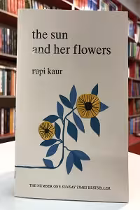 The Sun and Her Flowers اثر Rupi Kaur