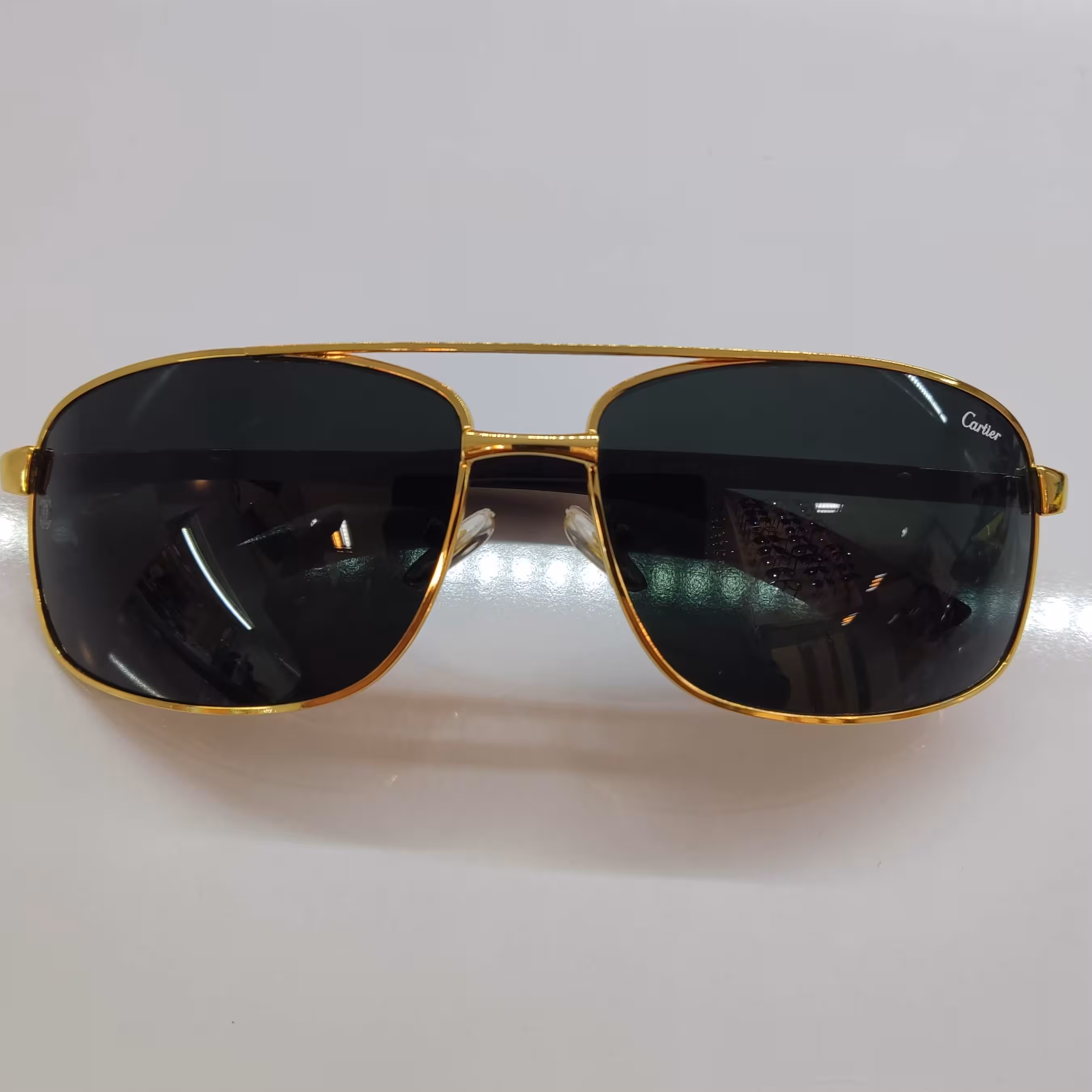 عینک آفتابی مردانه کارتیر متریال عدسی شیشه دودی متریال بدنه فلز طلایی رنگ 