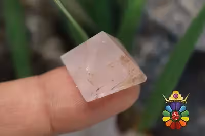 هرم کوارتز صورتی