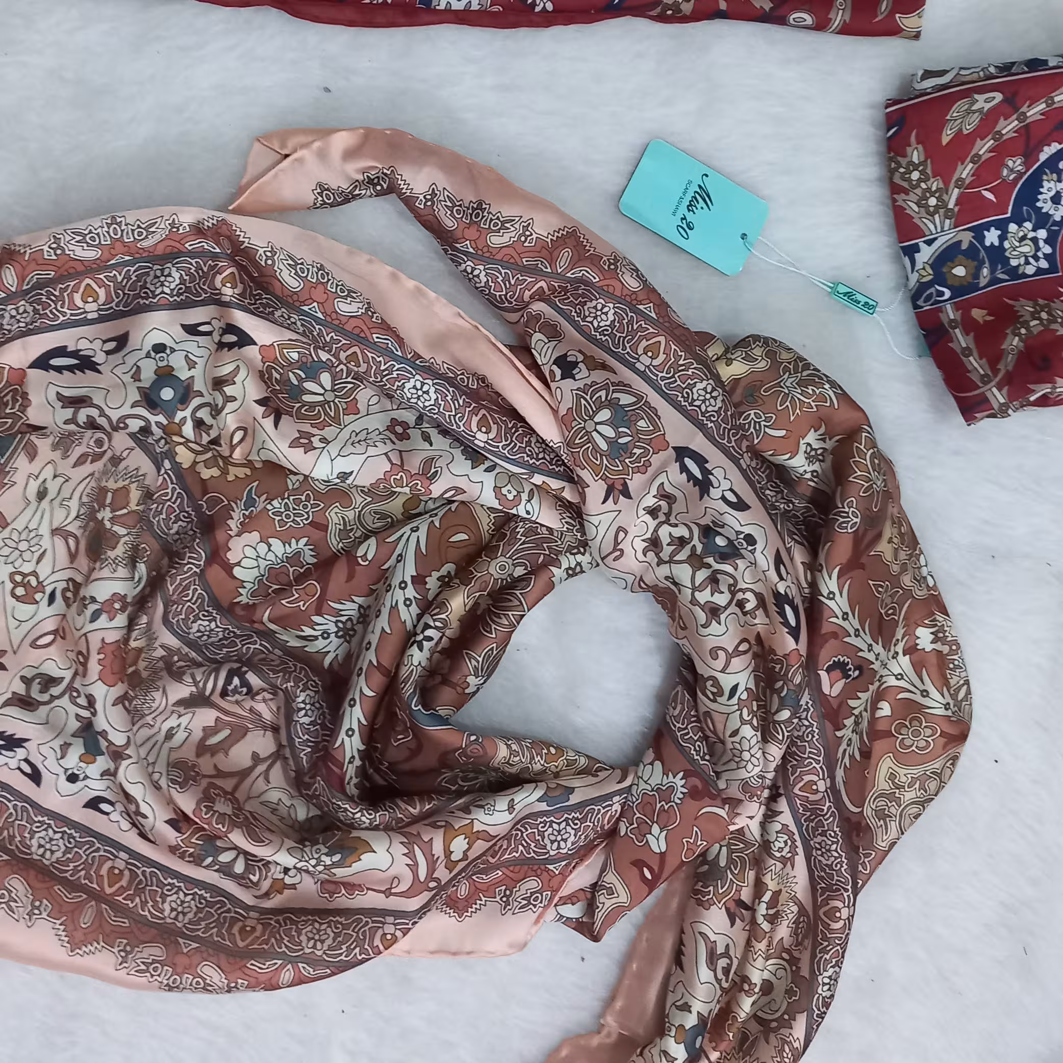 روسری مجلسی کیفیت درجه یک
ساتن ابریشم
سایز 120
رنگبندی طبق تصویر