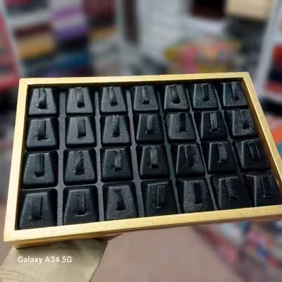 سینی انگشتری لقمه ای امگا و مخمل مشکی