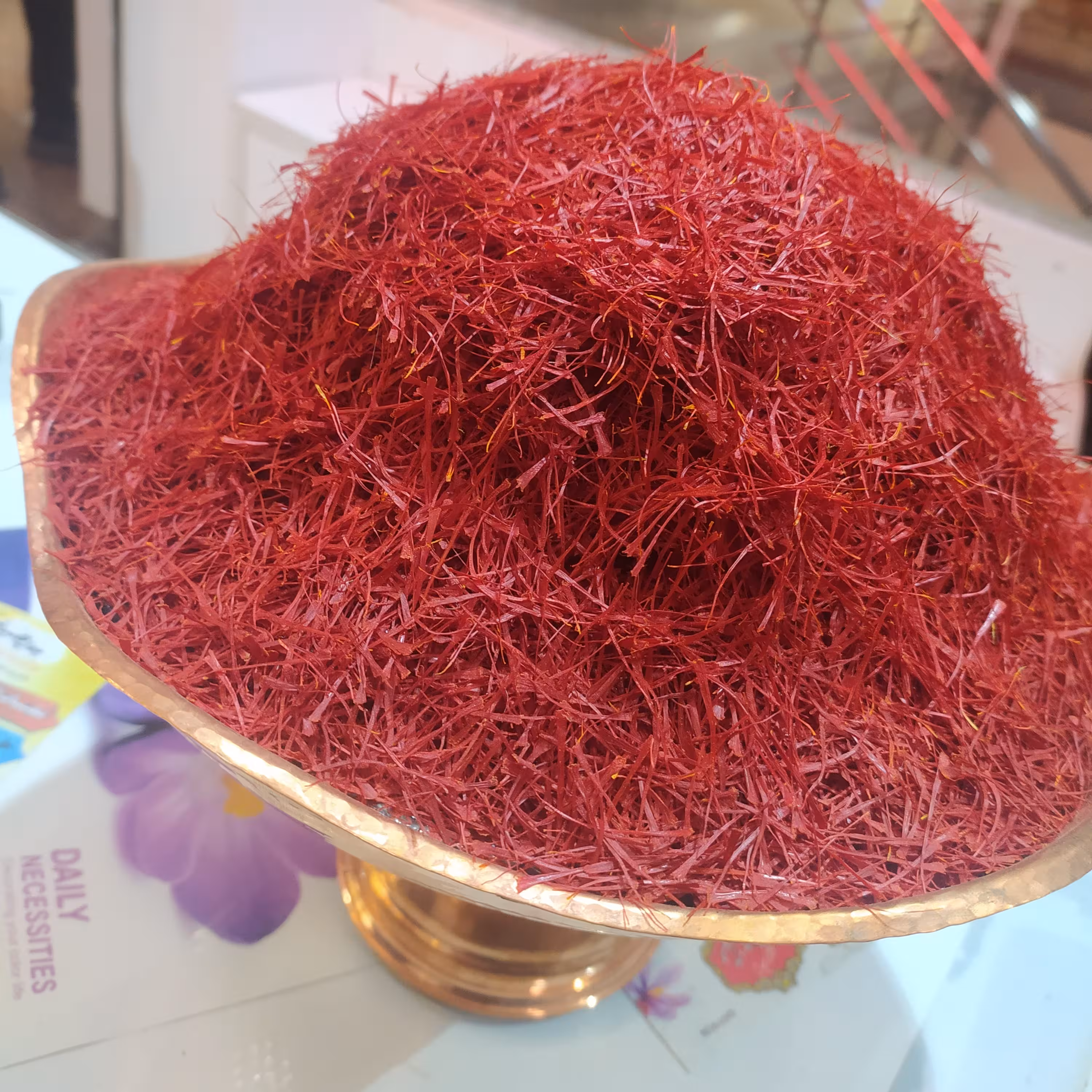 زعفران نگین درجه یک
،مناسب برای سوغات
،زیبا 
،خوش رنگ 
،قلم درشت
،قدرت رنگدهی و عطر بالا
،قیمت هر گرم 35هزار تومان