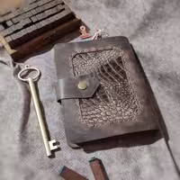 کلاسور چرمی ، چرم گاوی افکتی کریزی قهوه ای سوخته و چرم گاوی افکتی طرح روکو، 16/5 در 12, به همراه صد برگ کاغذ خط دار ، دو ورقه چرمی برای زیر و روی کاغذها