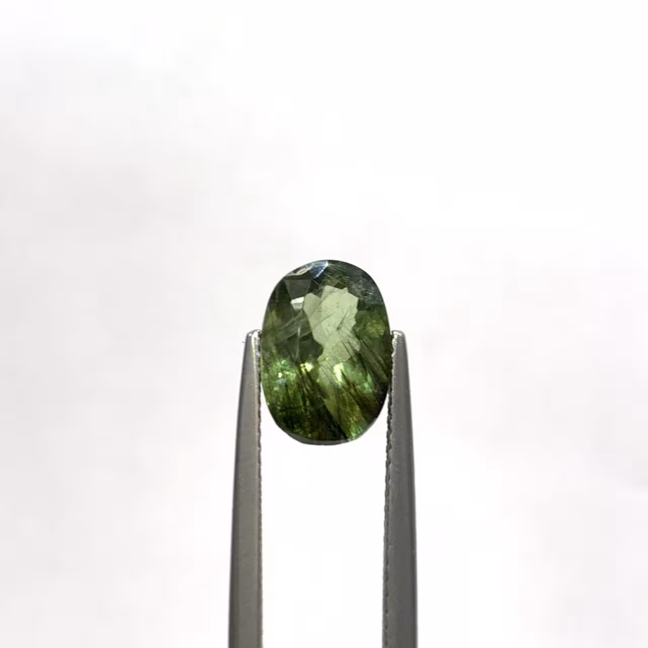 نگین زبرجد رتایل دار تراش اوال سایز 7*11