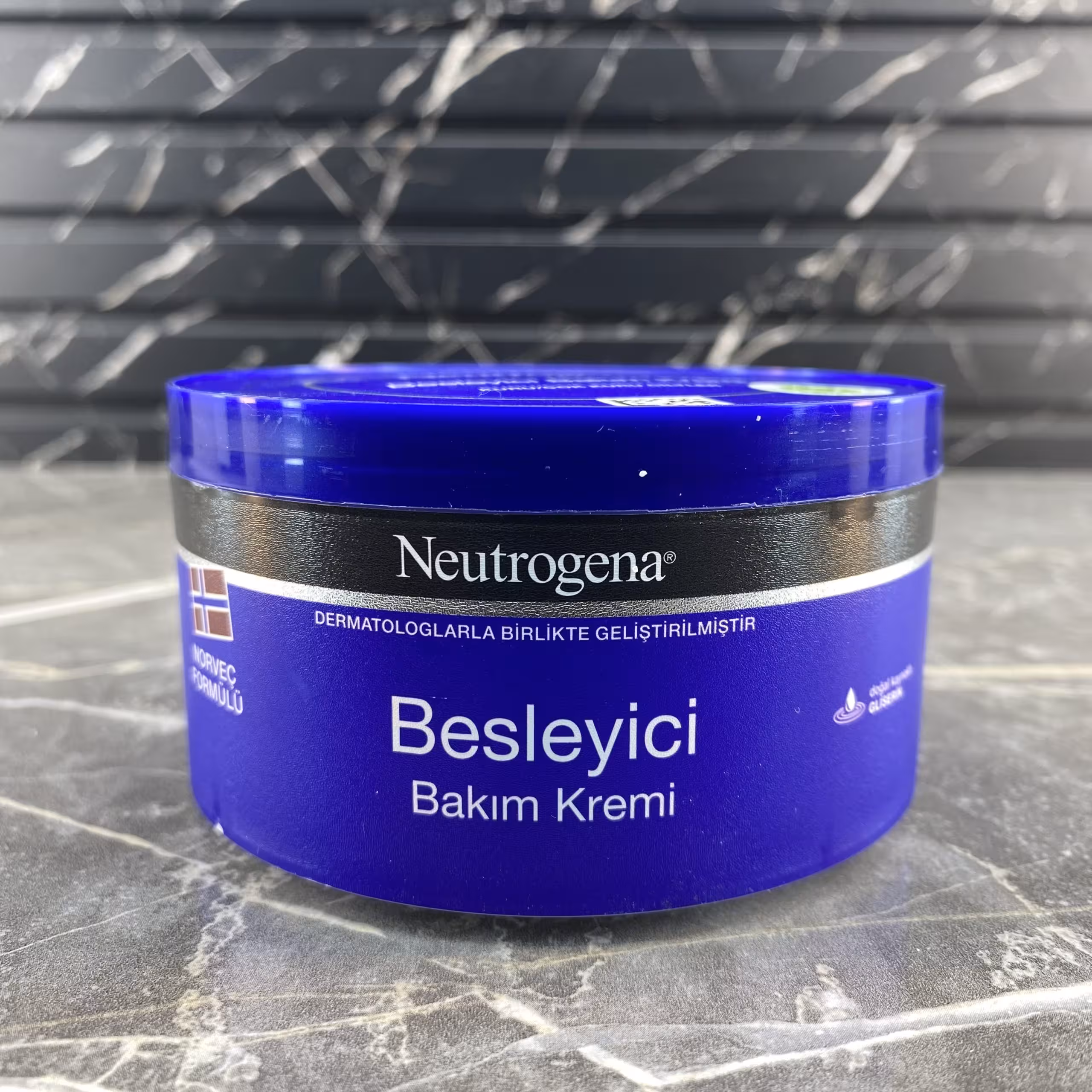 کرم تغذیه کننده و مرطوب کننده نوتروژینا مناسب پوست خشک و خیلی خشک 300 میل