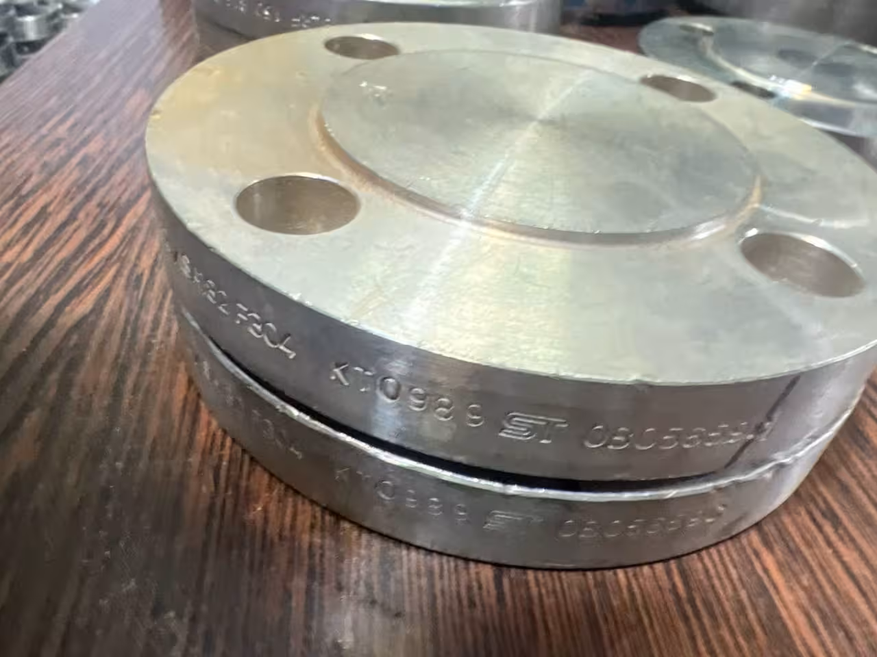 فلنج کوراستنلس استیل فورج RF  1 1/2  کلاس 150 5.B16 جنس SA/A182 F304/304L فابریک کپی 2