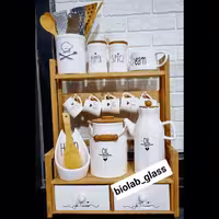 استند کشودار چوبی کنار گازی آشپزخانه