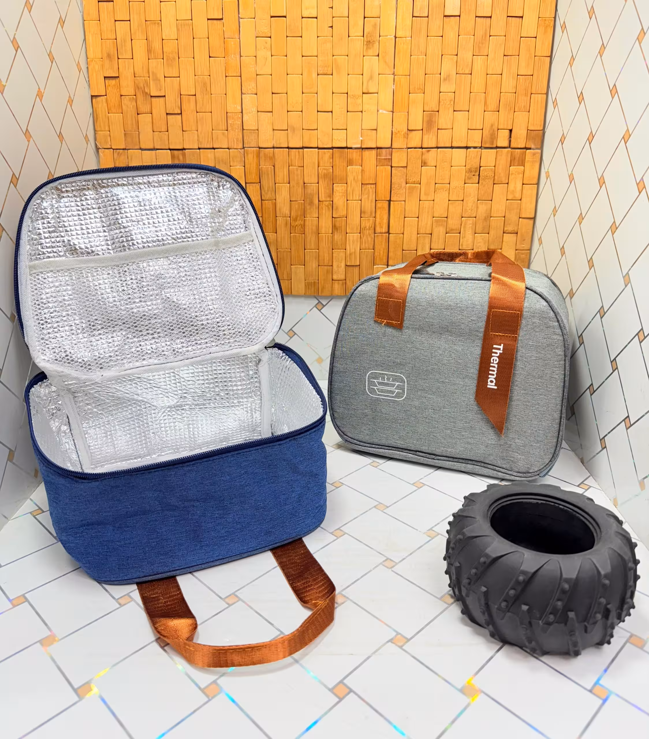 لانچ بگ زیپ دار داخل آلمینیومی نگهدارنده و غیر قابل نفوذ مایعات مخصوص‌ ظرف غذا مدارس وارداتی، طول  23 سانتیمتر، عرض 15 سانتیمتر، ارتفاع 20 سانتیمتر