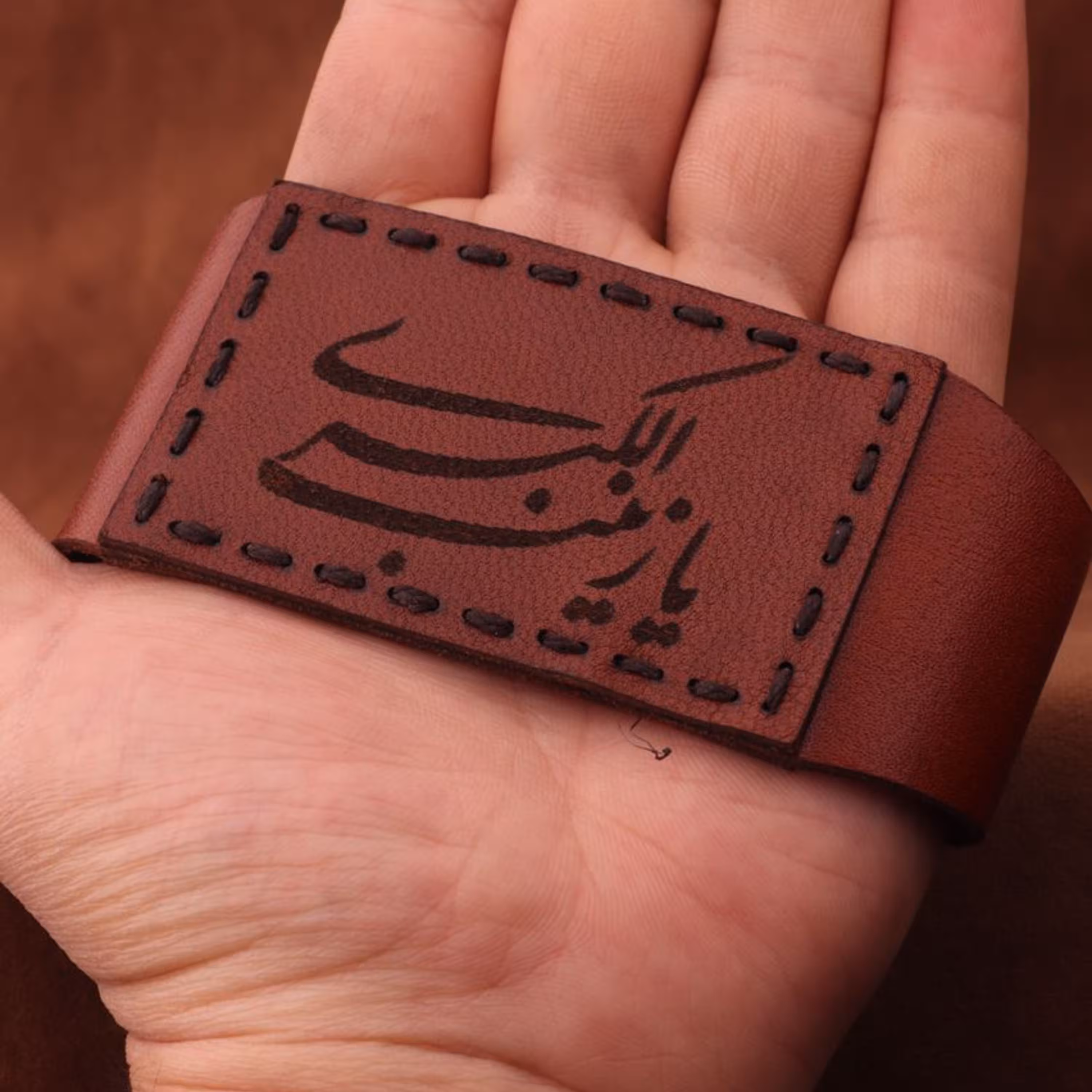 بازوبند چرم طبیعی بسیار زیبا همراه با حرز دست نویس روی پوست آهو