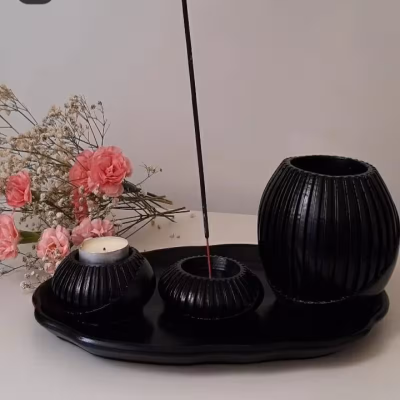 ست جذاب گلدان جاوارمری جاعودی مشکی و سفید با سینی دفرمه 