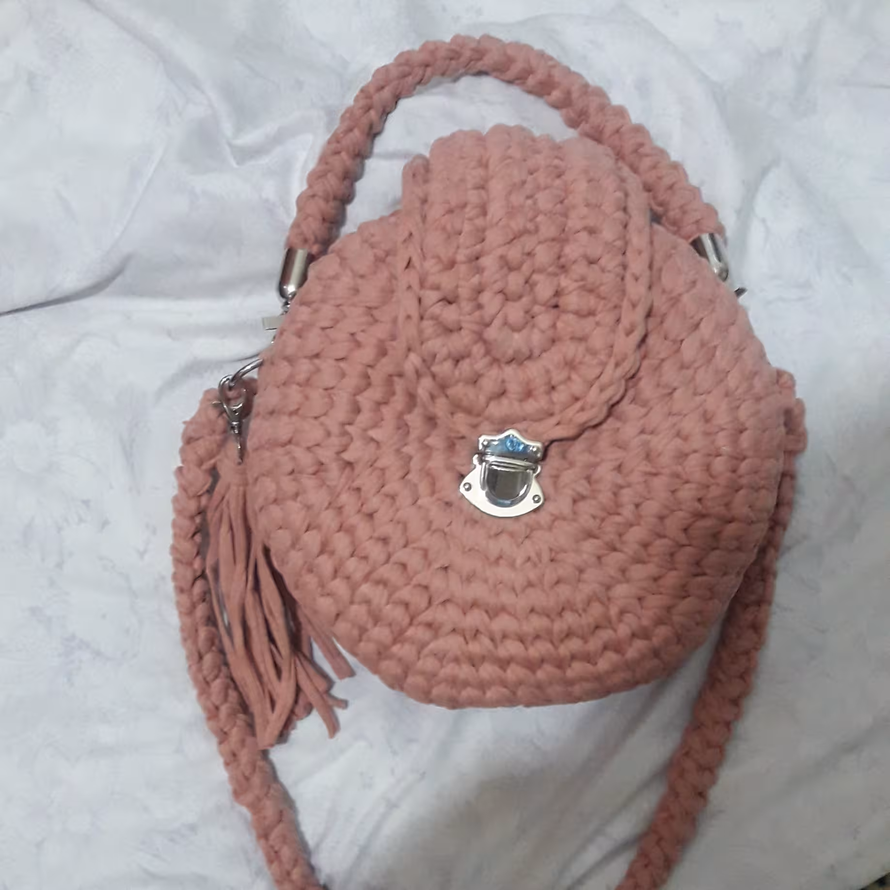 کیف گرد ماکارون از جنس تریکو با دری قفلدار به رنگ کالباسی