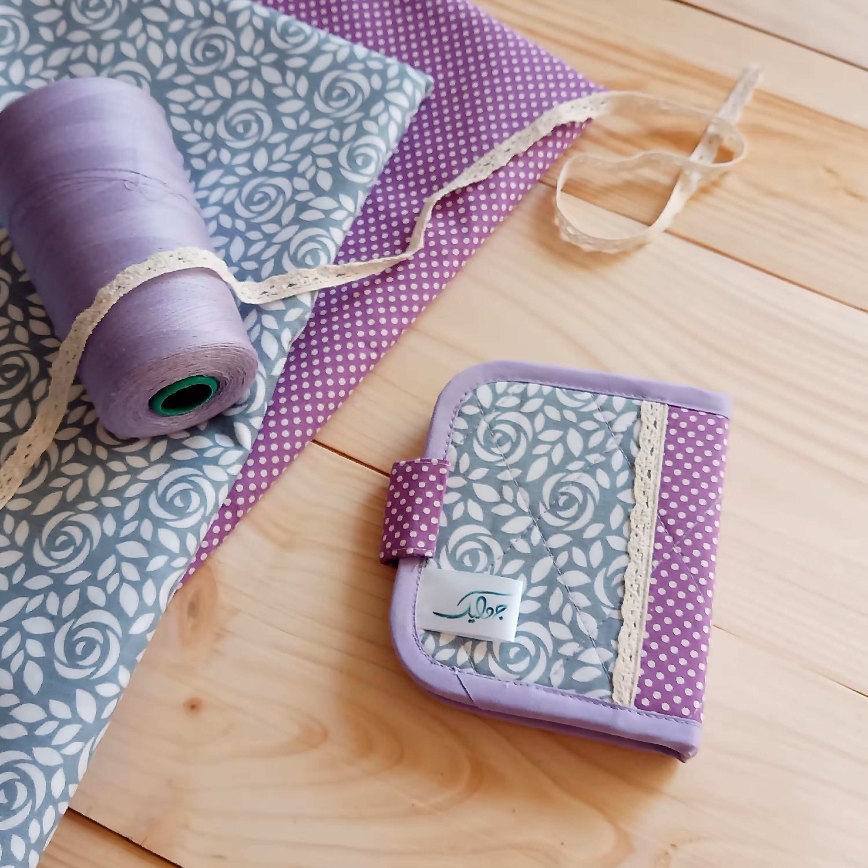 کیف پول (بنفش_طوسی)، کتان نخ، ابعاد در حالت بسته: 10*12، دارای :4 جاکارتی، جای اسکناس و یک جیب کوچک.