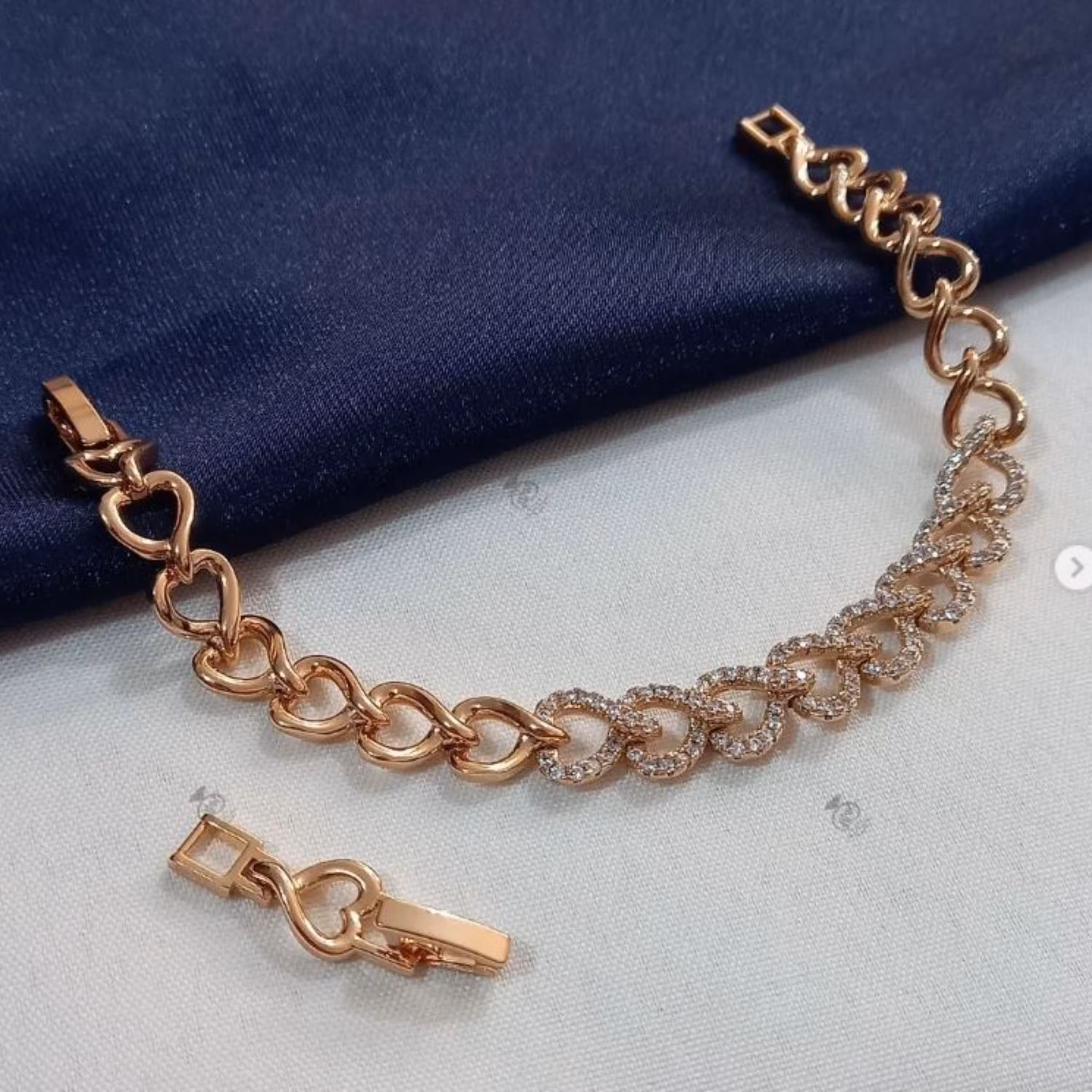 دستبند طرح طلا و رنگ ثابت برند ژوپینگ مدل قلبی نگین دار