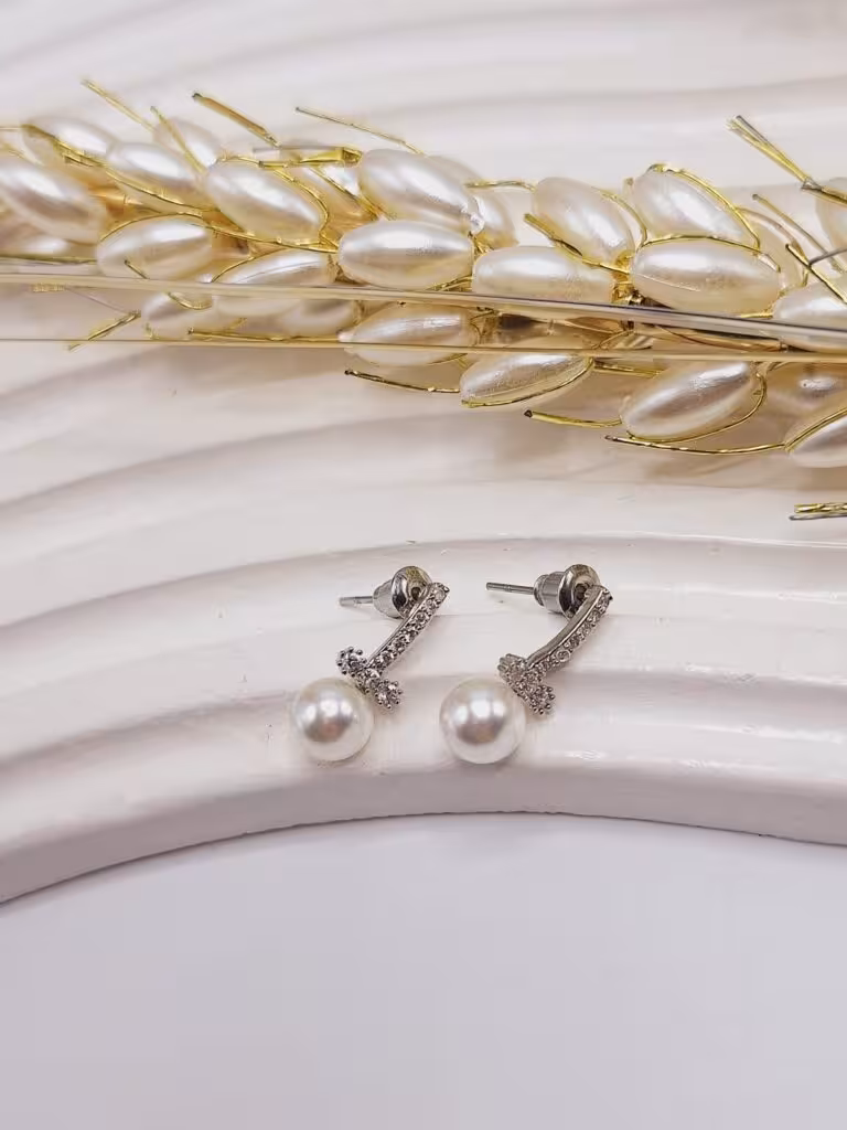 گوشواره مراوریدی میخی رنگ نقره ای کد 05007