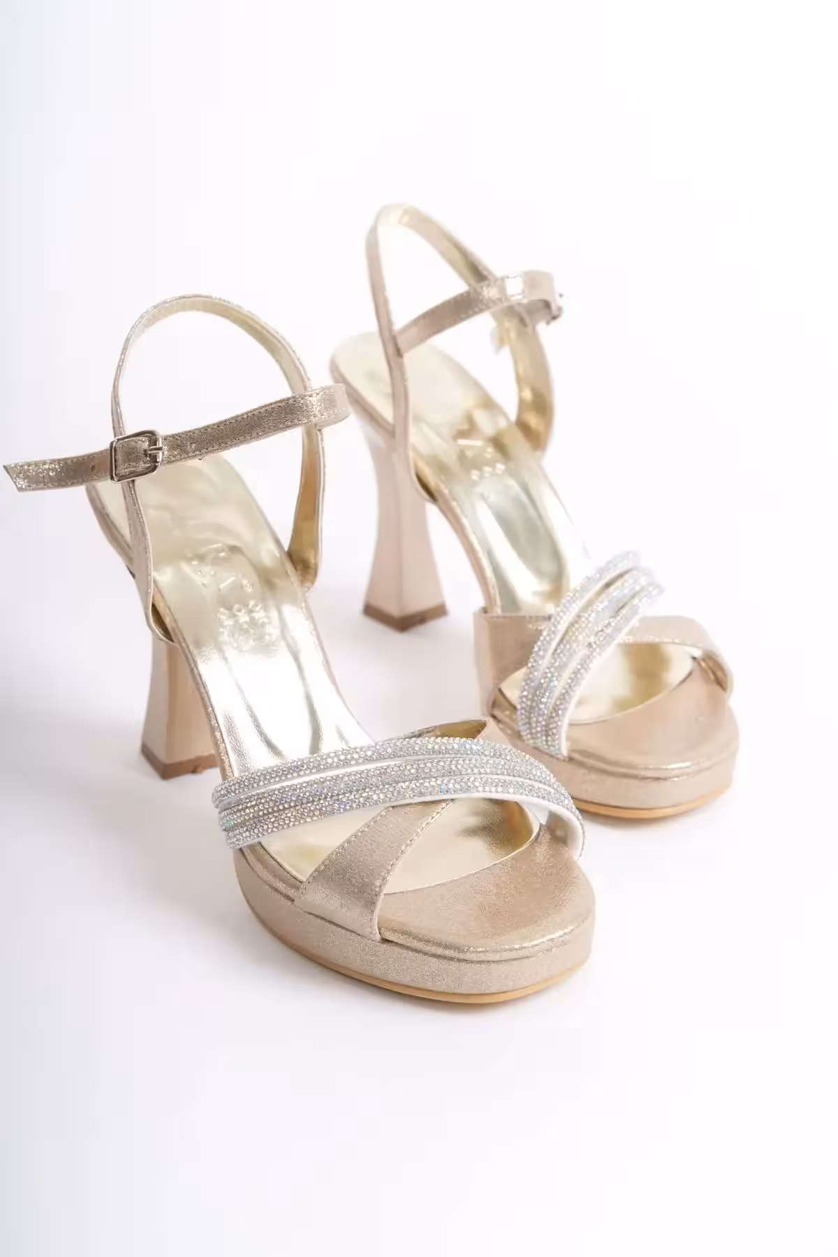 کفش مجلسی زنانه پاشنه‌بلندبا کمربند طلایی  – 5690