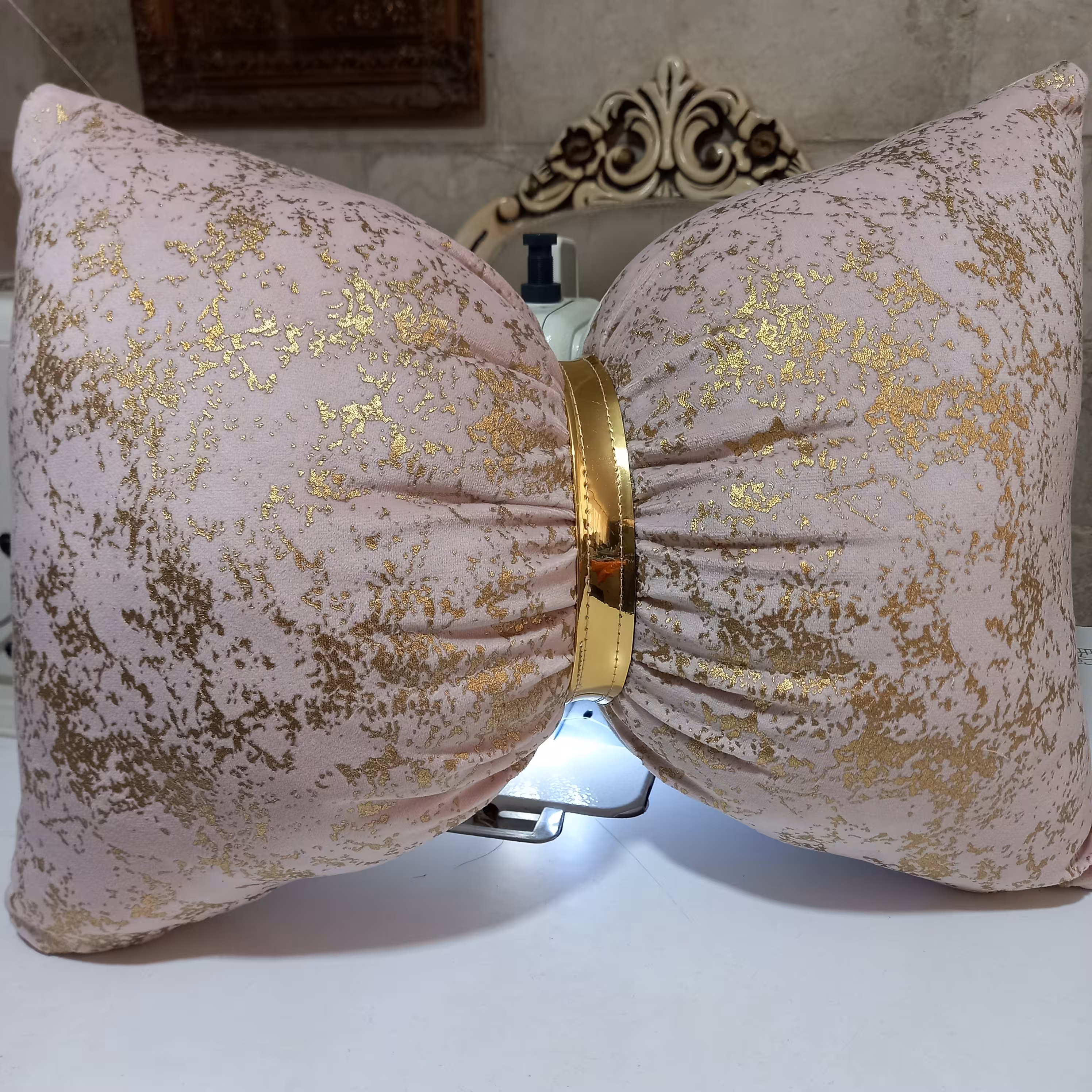 کوسن پاپیونی طلاکوب (پس کرایه)