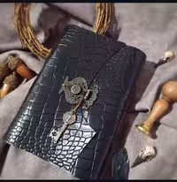 دفتر چرمی ، چرم گاوی مشکی طرح روکو ، 19/5 در 14, صد برگ کاغذ نخودی رنگ ، چفتی