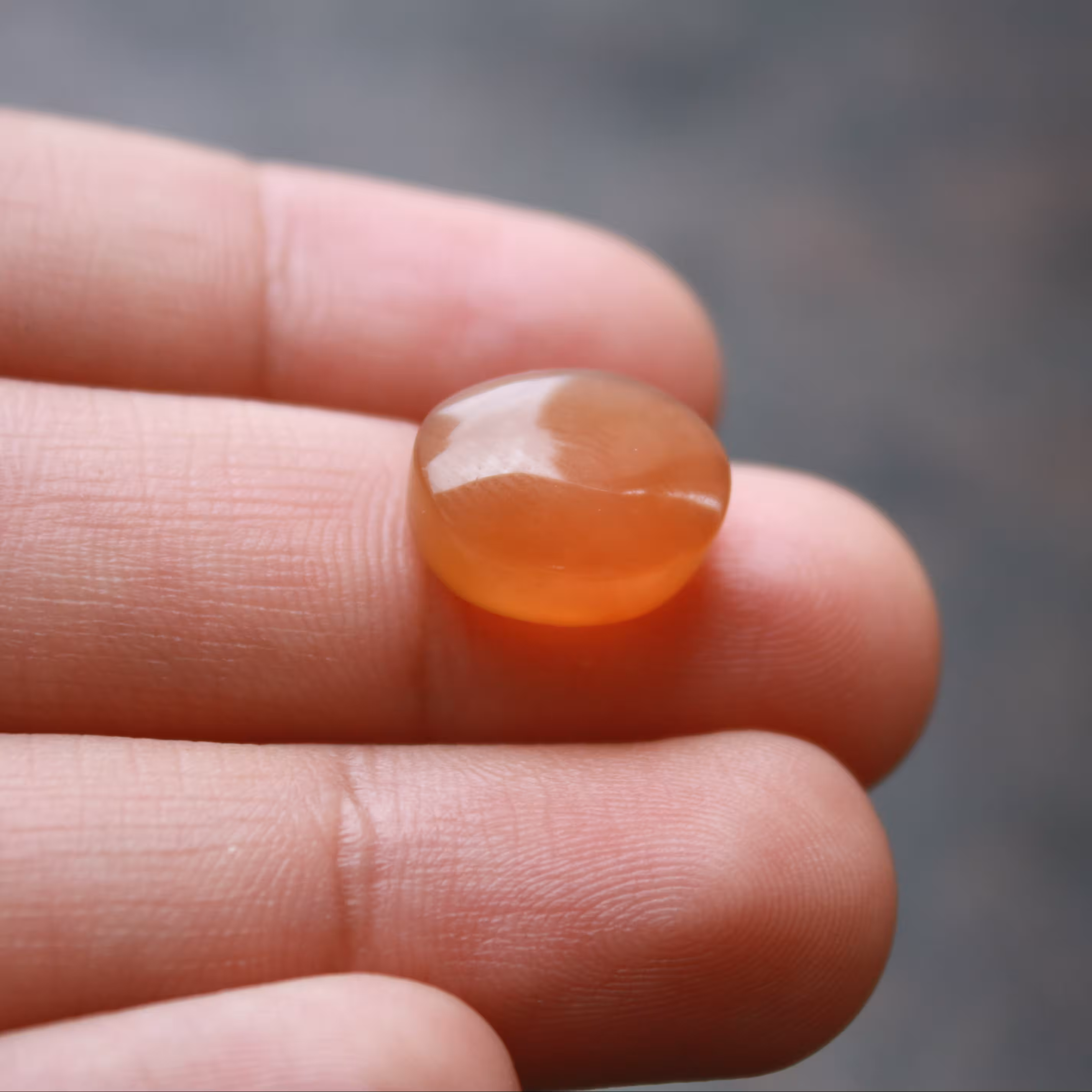 نگین عقیق یمنی اصل و معدنی و طبیعی تا حدودی لونه زنبوری و آبدار رنگ پرتغالی لانه زنبوری یمانی کد 8