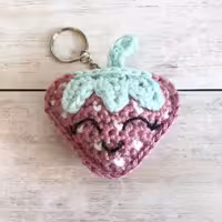 جادعایی و گیفت نوزاد طرح توت فرنگی دست بافت جاکلیدی آویز اپلیکه توت فرنگی
