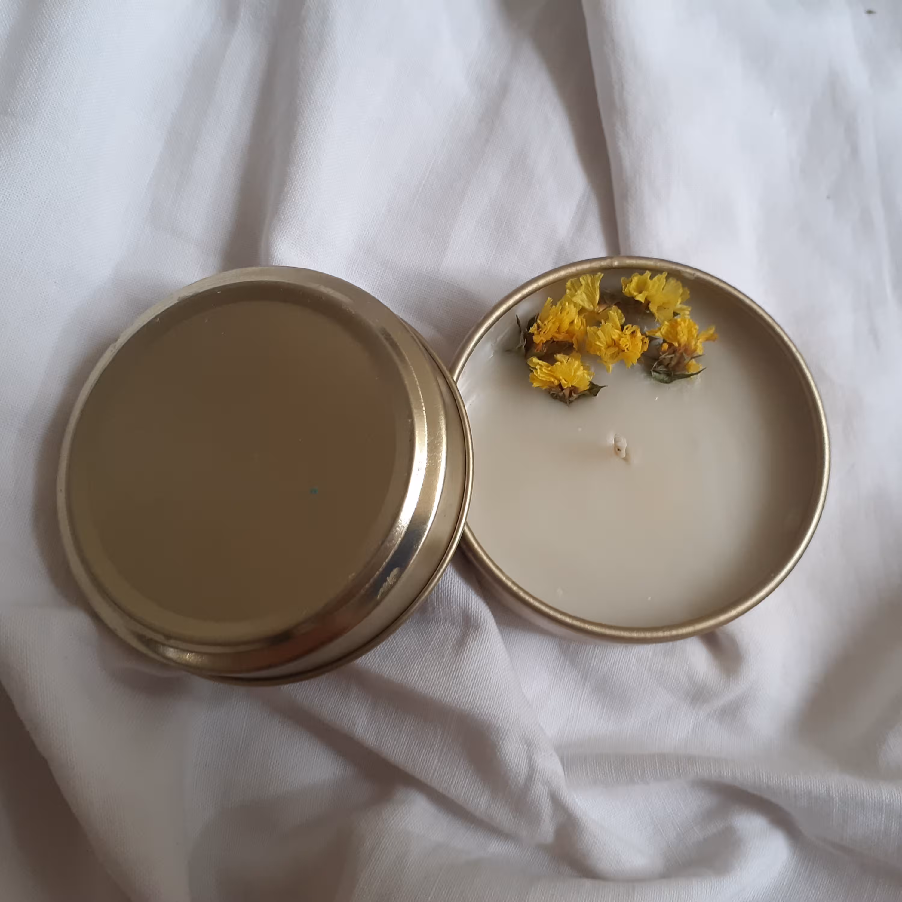 شمع دست ساز قوطی فلزی با دیزاین گل زنبوری