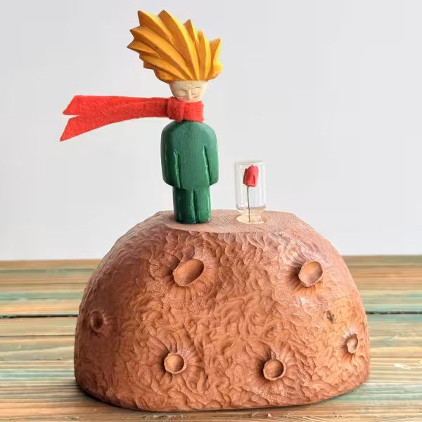 مجسمه شازده کوچولو روی سیاره با گل