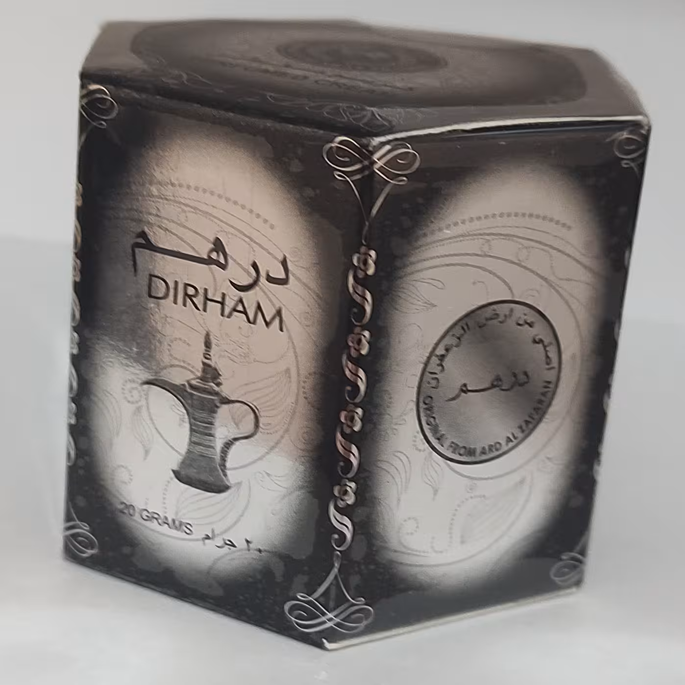 عطر عربی جامد جیبی با رایحه های خوشبو و خاطره انگیز  با رایحه های متنوع قیمت بر اساس هر یک عدد درج شده است 