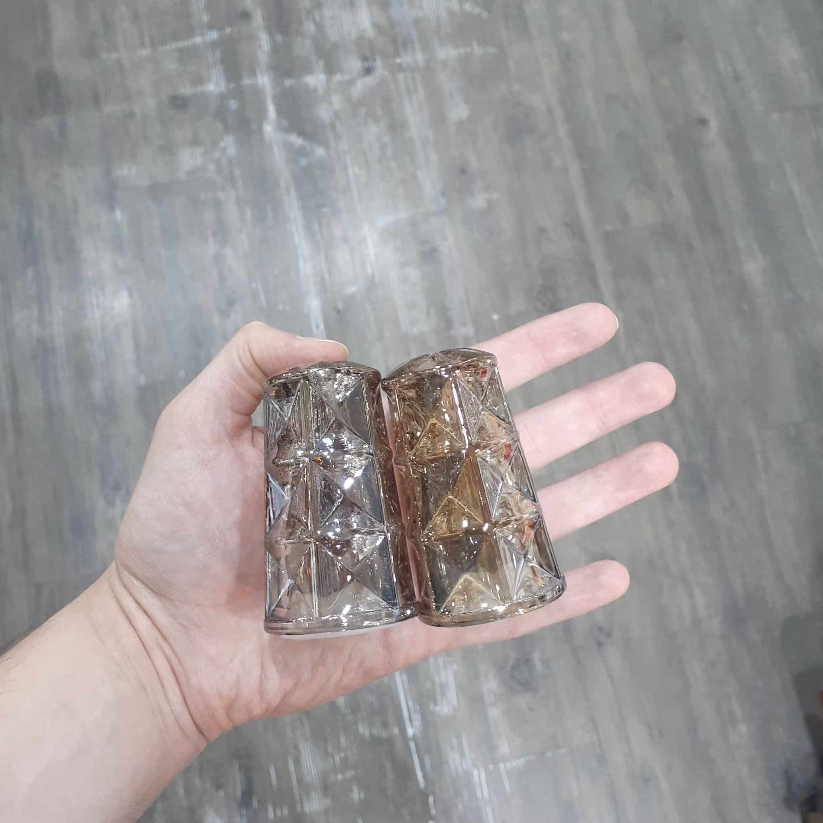 نمک فلفل پاش کریستال رنگ شامپاینی ارغوانی مجلسی کار خیلی شیک در بسته های  دوتایی