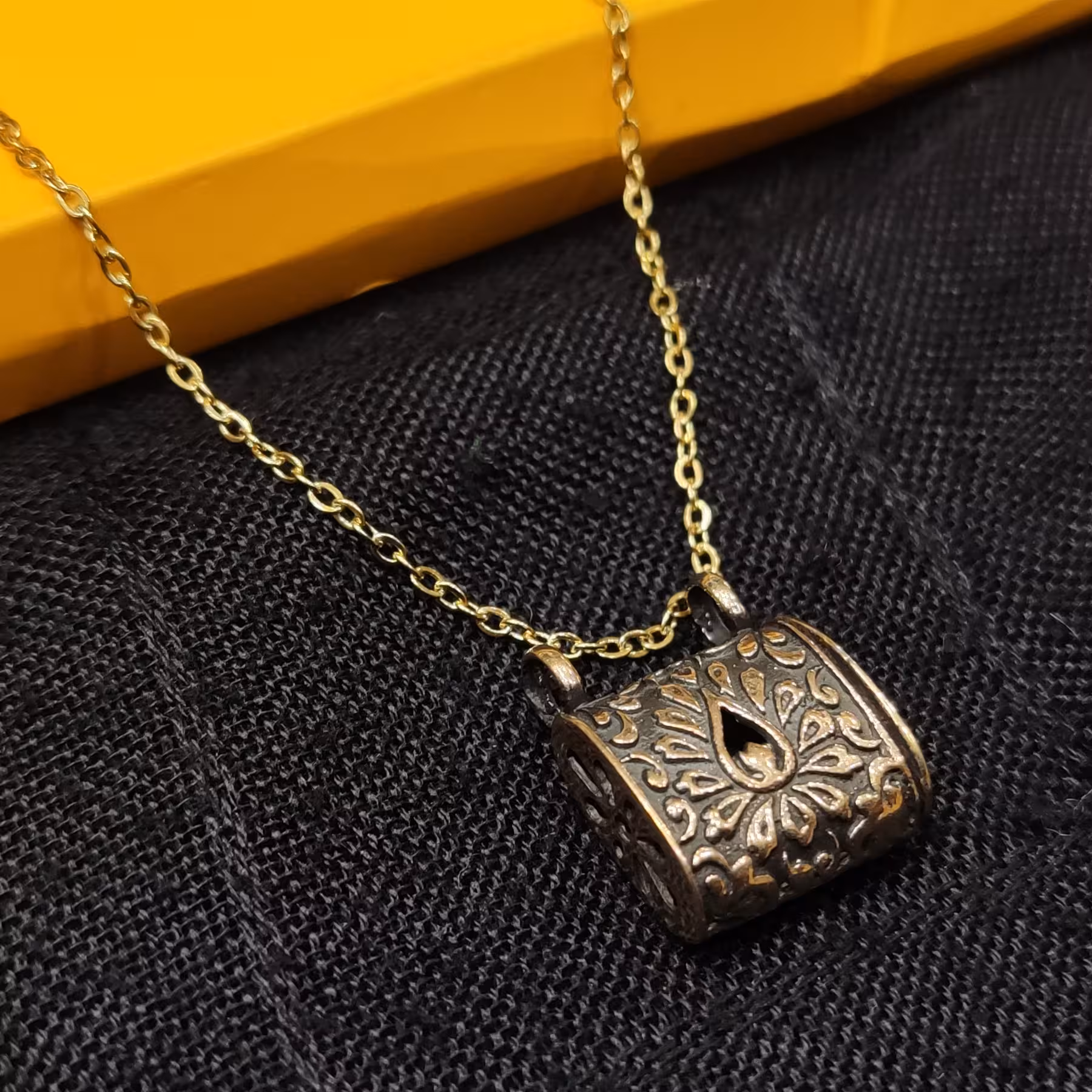 لوله حرز طلاروسی مربعی طرح اشکی همراه با زنجیر استیل 