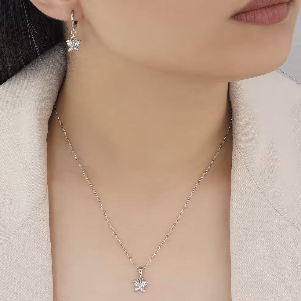 نیم ست ژوپینگ پروانه رنگ ثابت ضد حساسیت شامل گوشواره و پلاک به همراه زنجیر استیل به طول حدود 50 سانت 