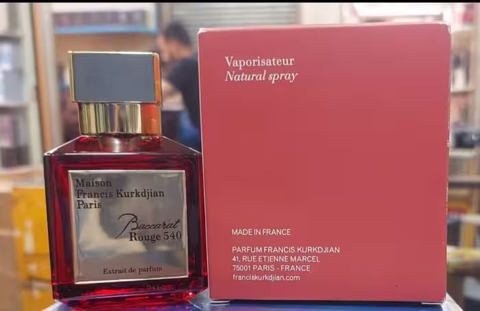 عطر ادکلن باکاراد رژ قرمز ماندگاری خیلی بالایی داره عطرش واقعا خاص و ناب هستش.حجم کار 70میله و  رایحه گرم و شیرینی داره