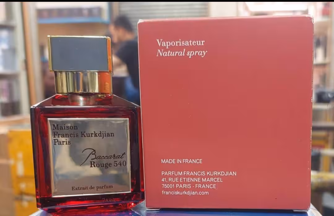 عطر ادکلن باکاراد رژ قرمز ماندگاری خیلی بالایی داره عطرش واقعا خاص و ناب هستش.حجم کار 70میله و  رایحه گرم و شیرینی داره